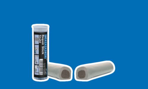 Pâte de réparation sur fond bleu