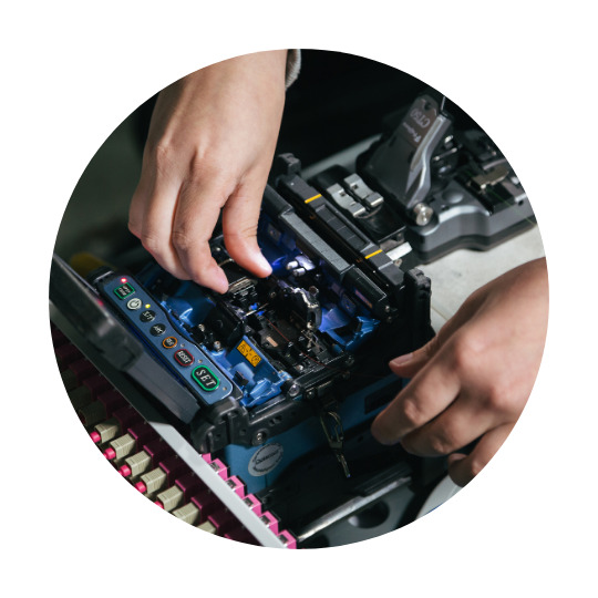 Quelqu'un travaille sur une pièce électronique