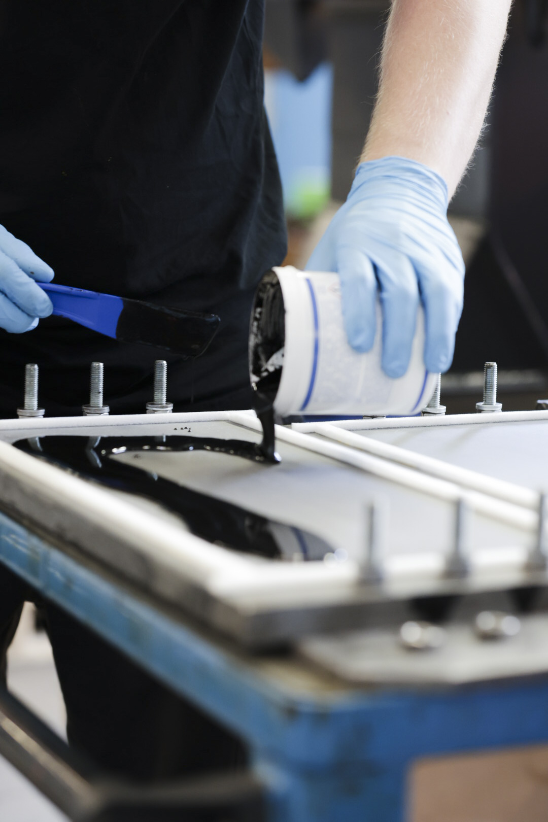 WEICON WR | Système à base de résines époxy liquides pour le scellement et la compensation des fentes