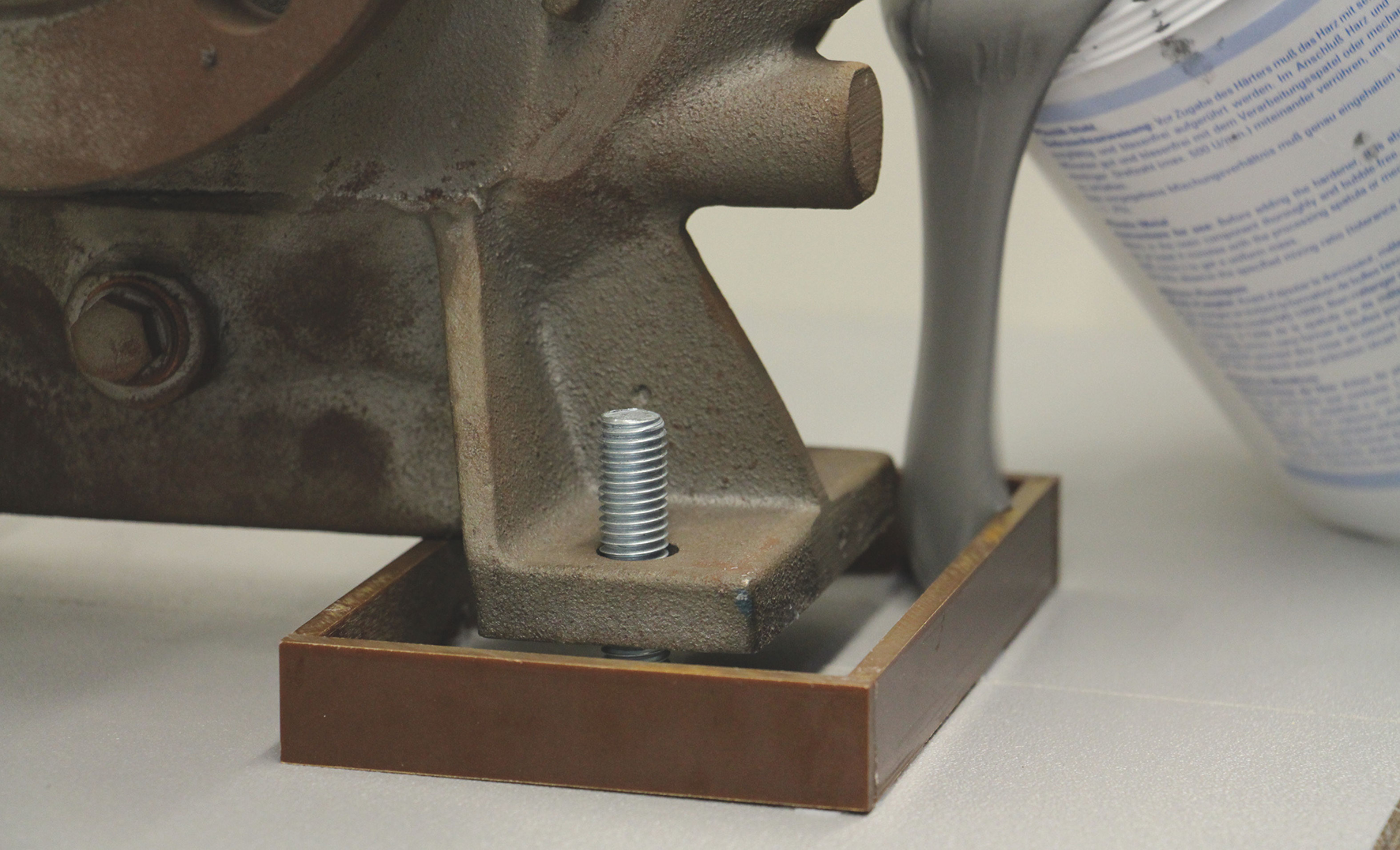 Le mastic de scellement est coulé dans un socle