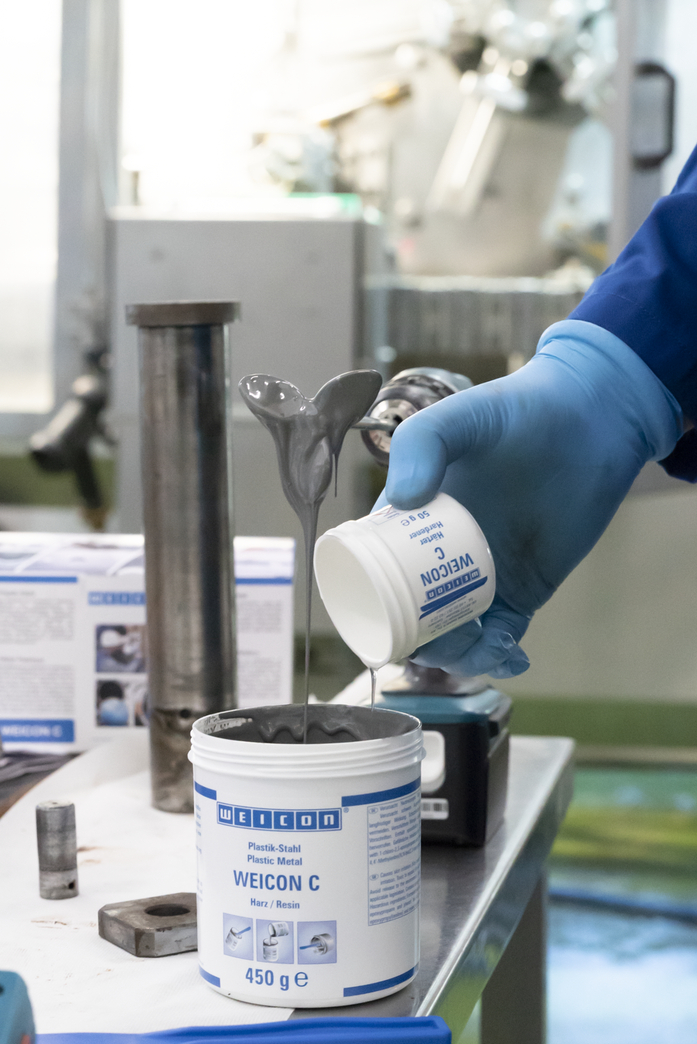 WEICON C | Adhésif à base de résines époxy chargé d'aluminium pour la réparation et le moulage