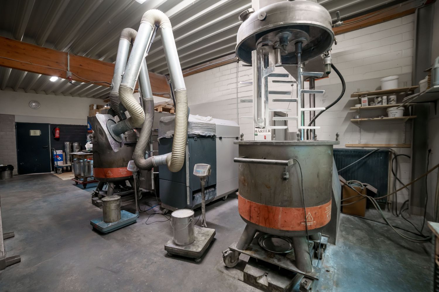 Grandes machines dans une pièce