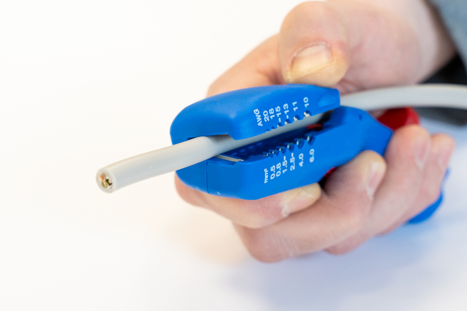 Platte en ronde kabelscharen | voor alle gangbare platte kabels tot een breedte van 18 mm en alle gangbare ronde kabels met een diameter van 6-13 mm
