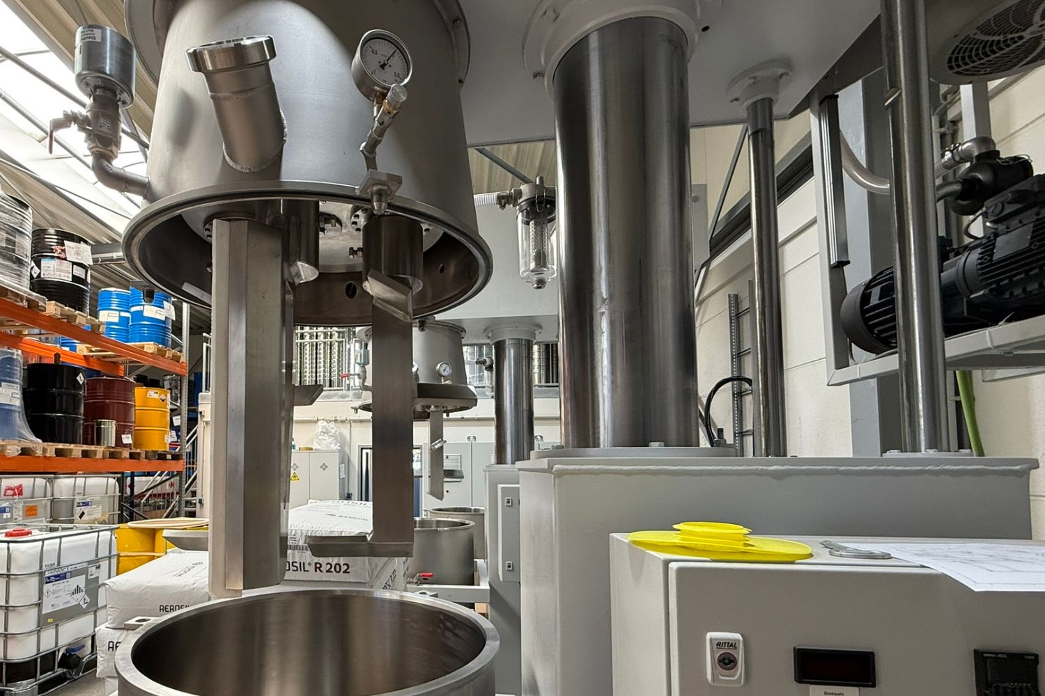 Grandes machines dans une pièce