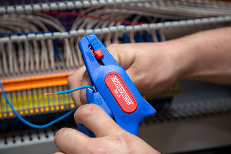 Garniture pour Installations Electriques 2 | Kit de dénudage en 2 parties, pince à dénuder et couteau à dégainer inclus