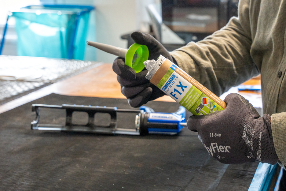 WEICON Green Tube Flex 310 M F1X | Scellant adhésif avec une très forte adhérence initiale à base de Ms-polymère, résistant aux températures jusqu’à 180°C