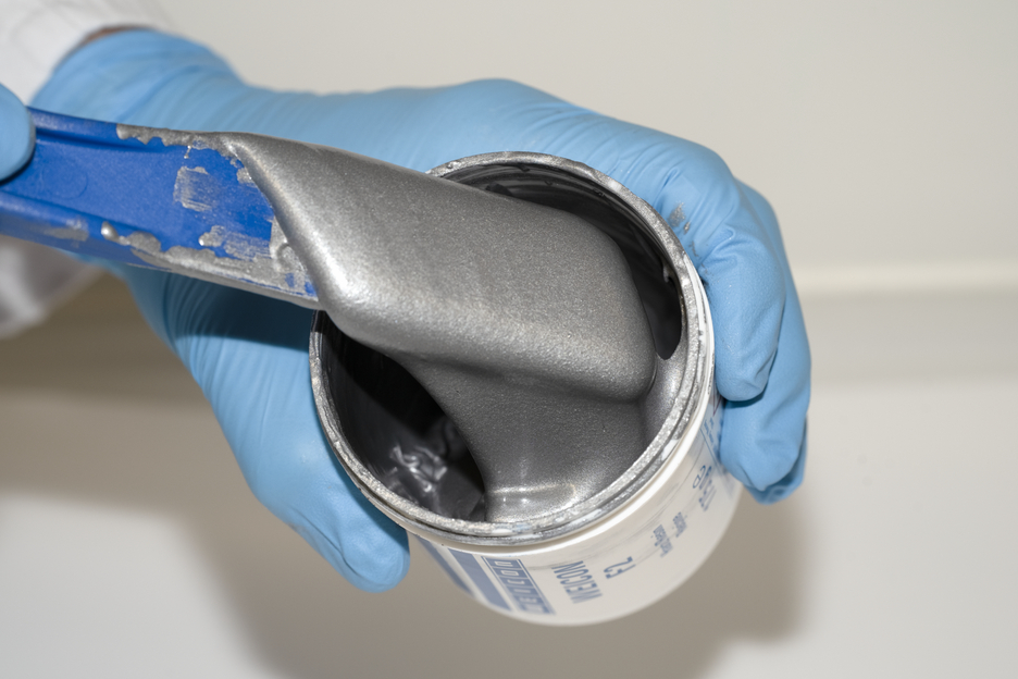WEICON F2 | Système à base de résines époxy chargé d’aluminium pour la réparation et la compensation des fentes