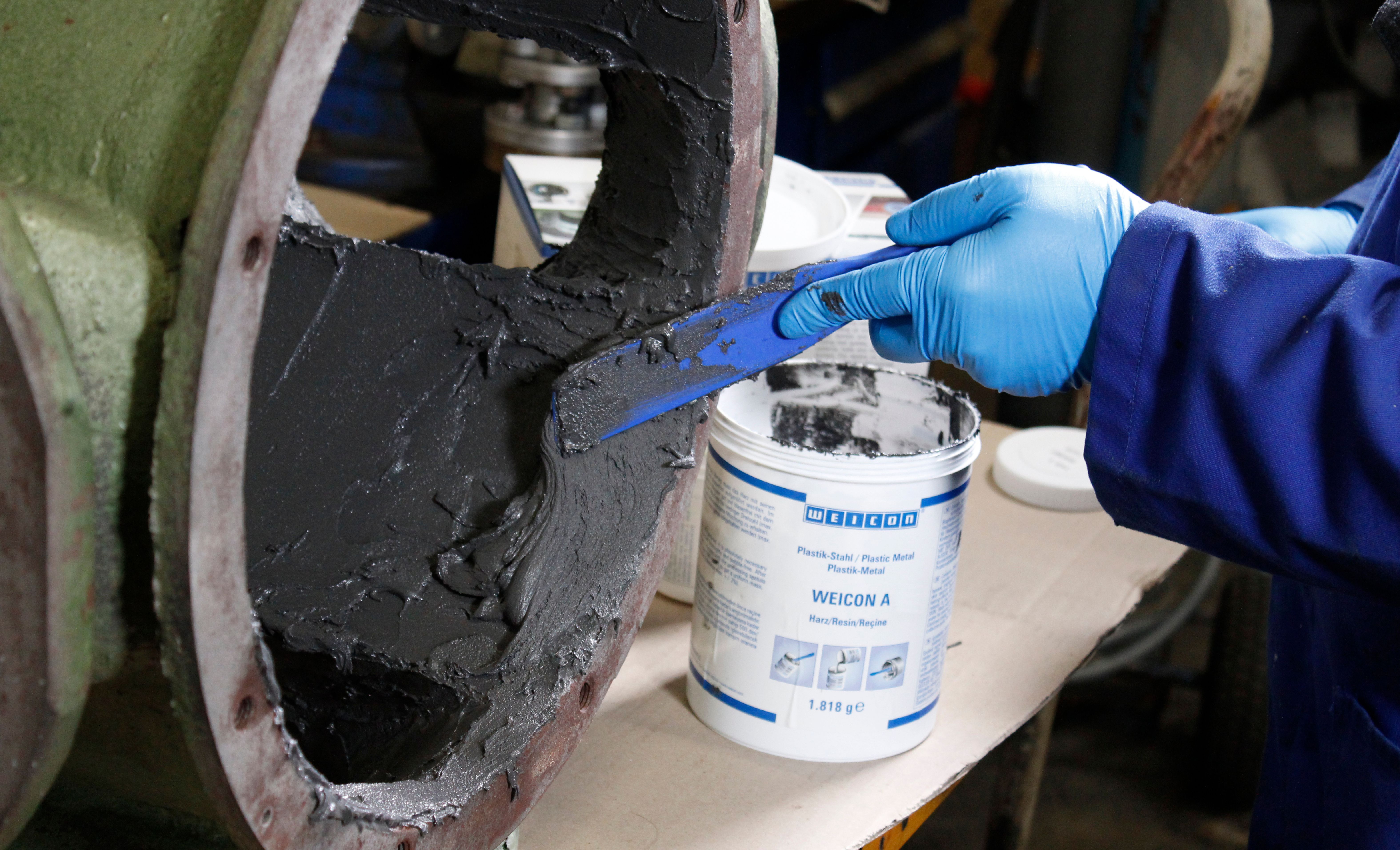 Le mastic de réparation est versé dans une pompe