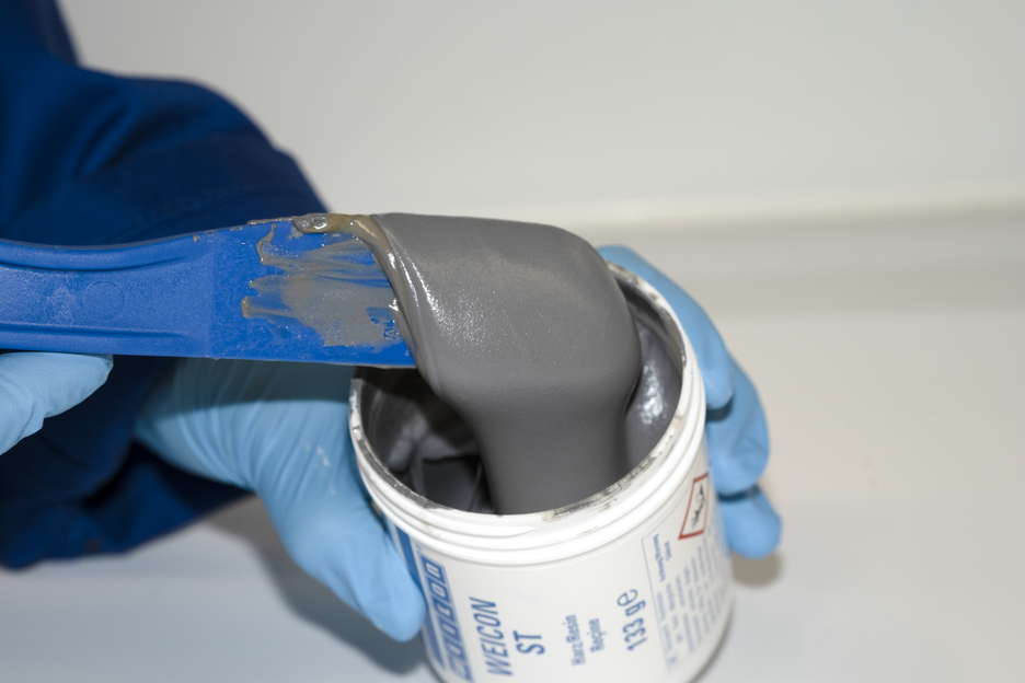 WEICON ST | système à base de résines époxy chargé de métal pour la réparation et le moulage