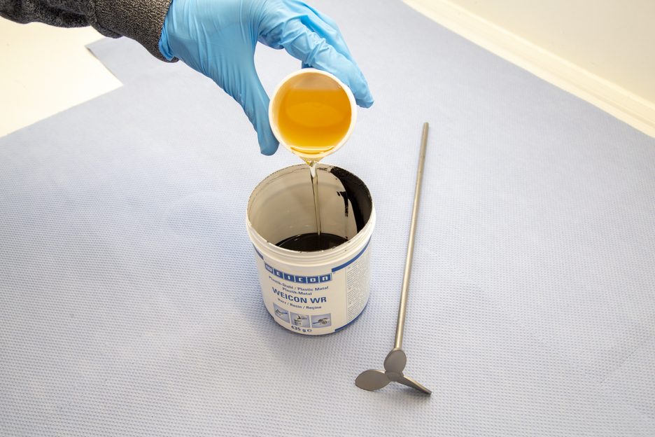 WEICON WR | Système à base de résines époxy liquides pour le scellement et la compensation des fentes