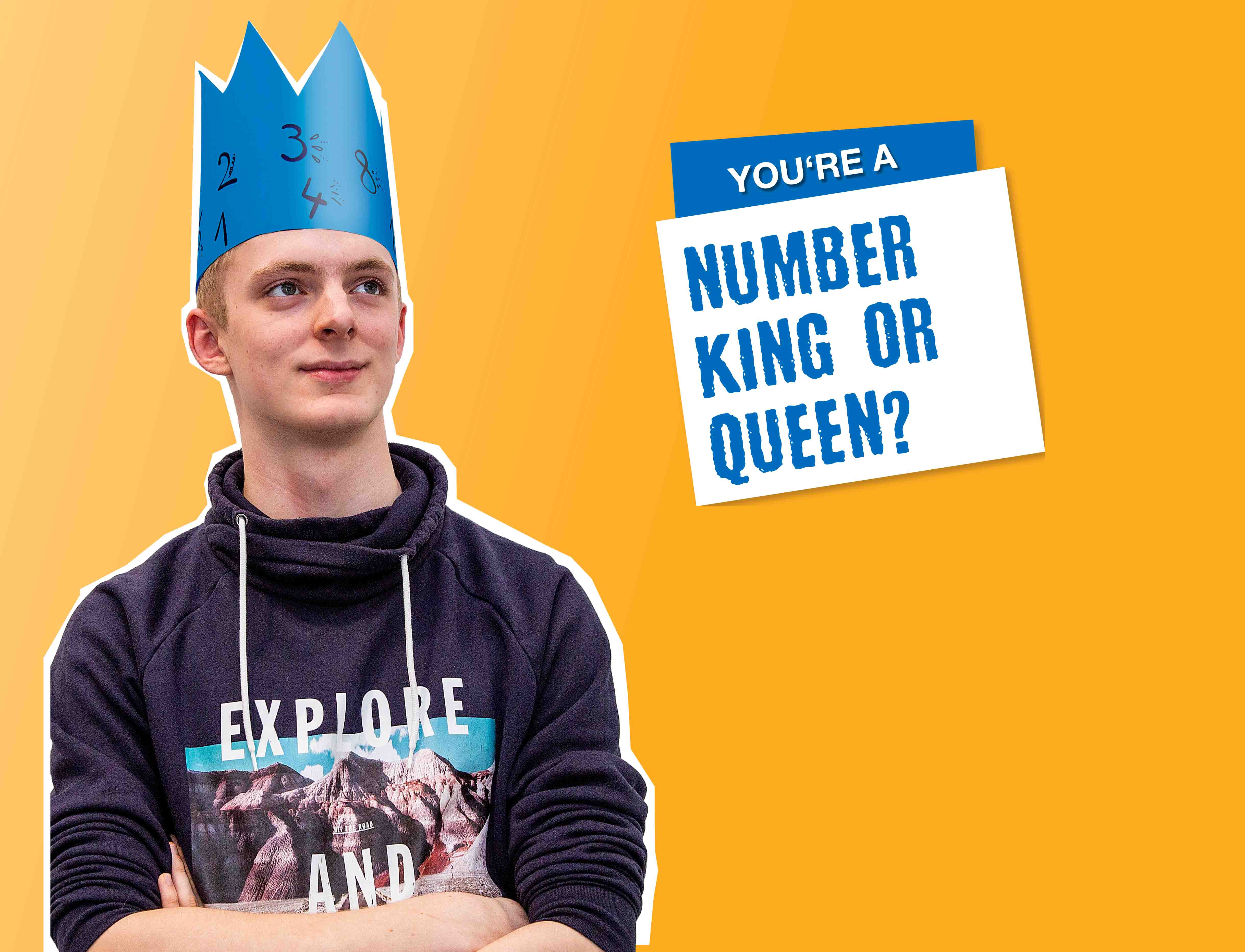 Jonge man met papieren kroon en opgedrukte cijfers kijkt peinzend, daarnaast tekst “Ben jij een cijferkoning?”