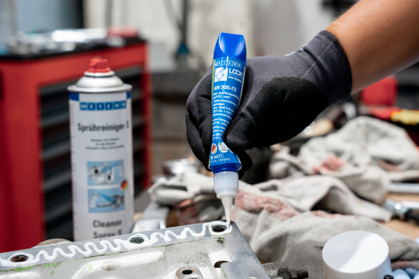 sealant, cyanoacrylate, caulking, tube, assembly
